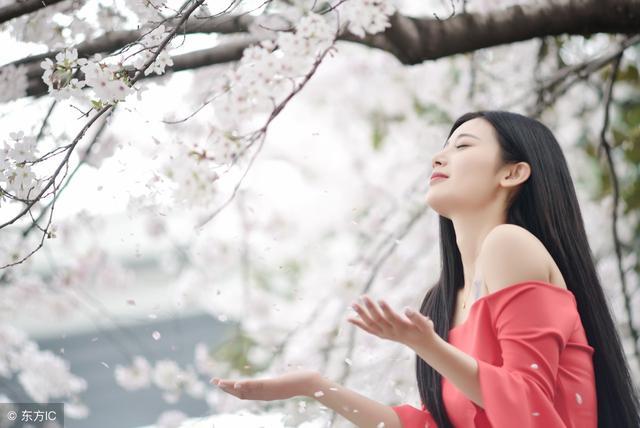 小说：学长给她夹菜，她柔声感谢，一旁总裁吃醋，狠掐她大腿