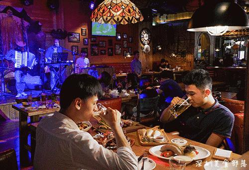 这家店,凭什么7点就能坐满,直到凌晨1点还有人舍不得走