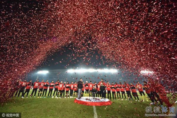 辽足欢庆保级肇俊哲光荣退役被队友抛起