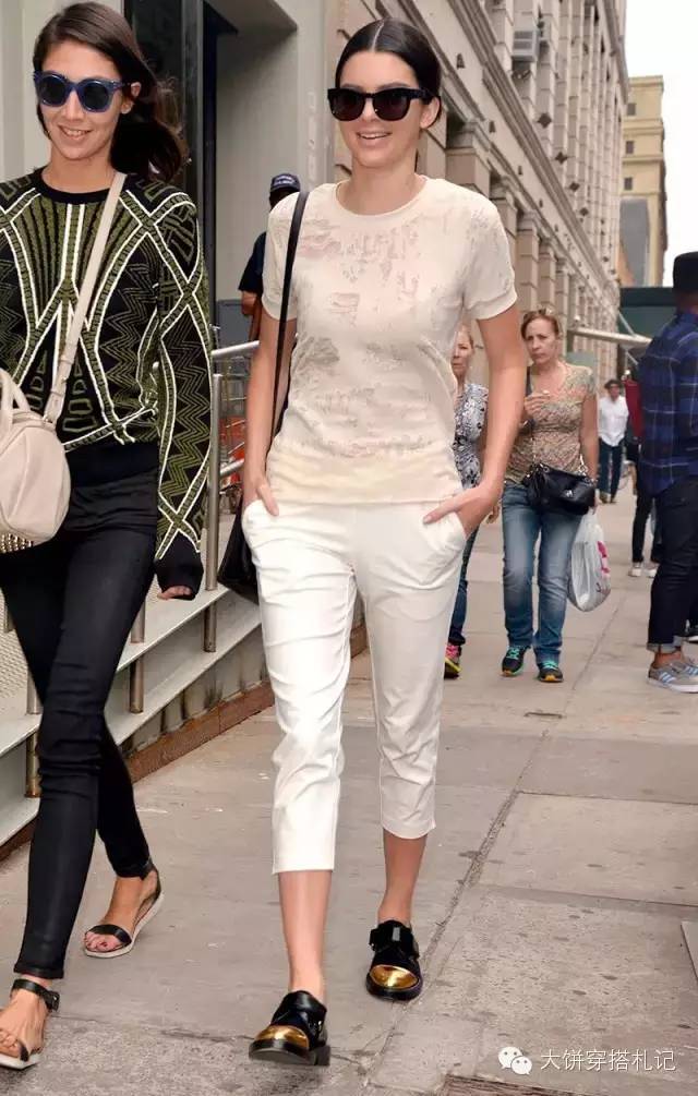 肯豆穿一字鞋 (肯豆穿玫粉色鞋)