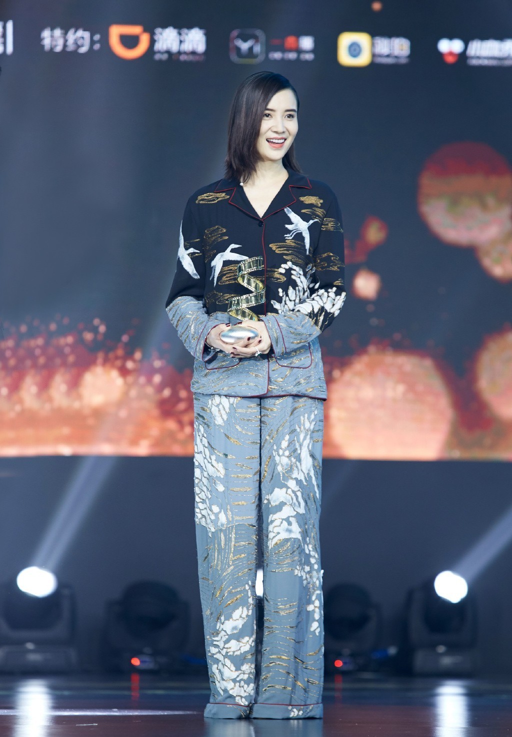 宋佳和杨幂穿衣搭配,杨幂宋佳靠一个发型变少女