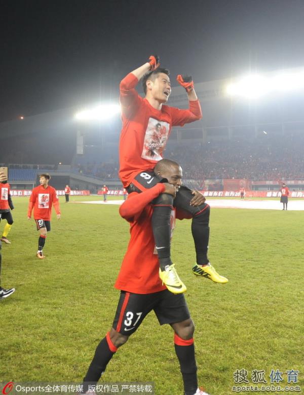 辽足欢庆保级肇俊哲光荣退役被队友抛起