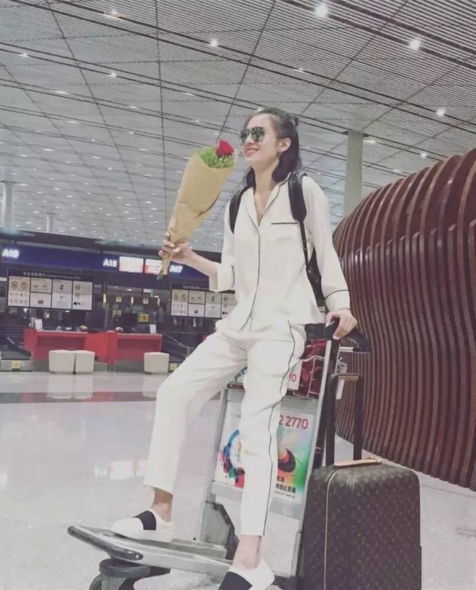 宋佳和杨幂穿衣搭配,杨幂宋佳靠一个发型变少女