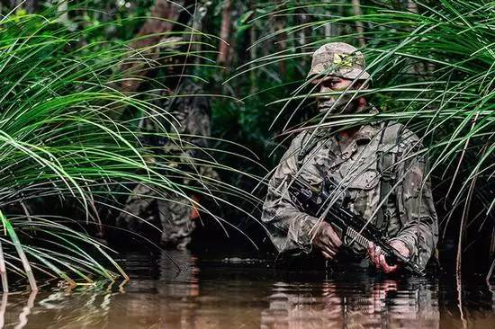 壹闻:地标里藏裸模 彩绘艺术家创人体新玩法
