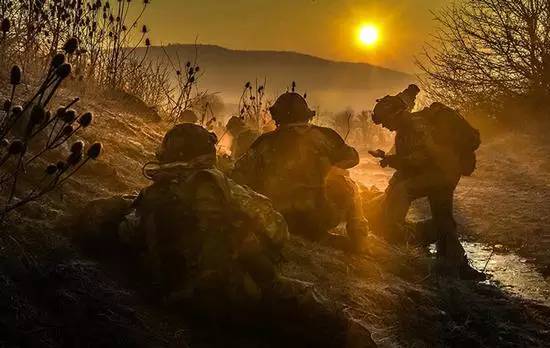 壹闻:地标里藏裸模 彩绘艺术家创人体新玩法