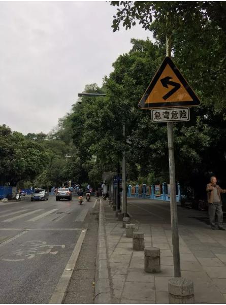 南塘高速路口一小车撞击护栏着火,车辆过弯道不减速撞护栏起火