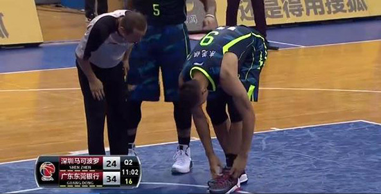 易建联脱鞋事件央视新闻,如何看待易建联脱鞋事件