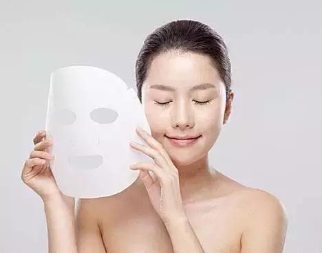 脸过敏发痒起小疙瘩可以用面膜吗,敷面膜过敏脸上满脸疙瘩怎么消除
