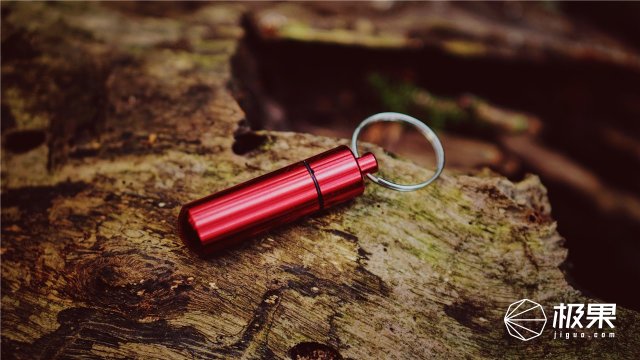 这盒子还没手掌大，里面的工具却比工具箱还全，野外保命全靠它