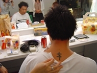 赵丽颖后背纹身模样曝光,赵丽颖纹身背后的真实故事