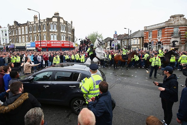 驻英记者小纯真：“一骑当千”—走近英超赛场外的骑警
