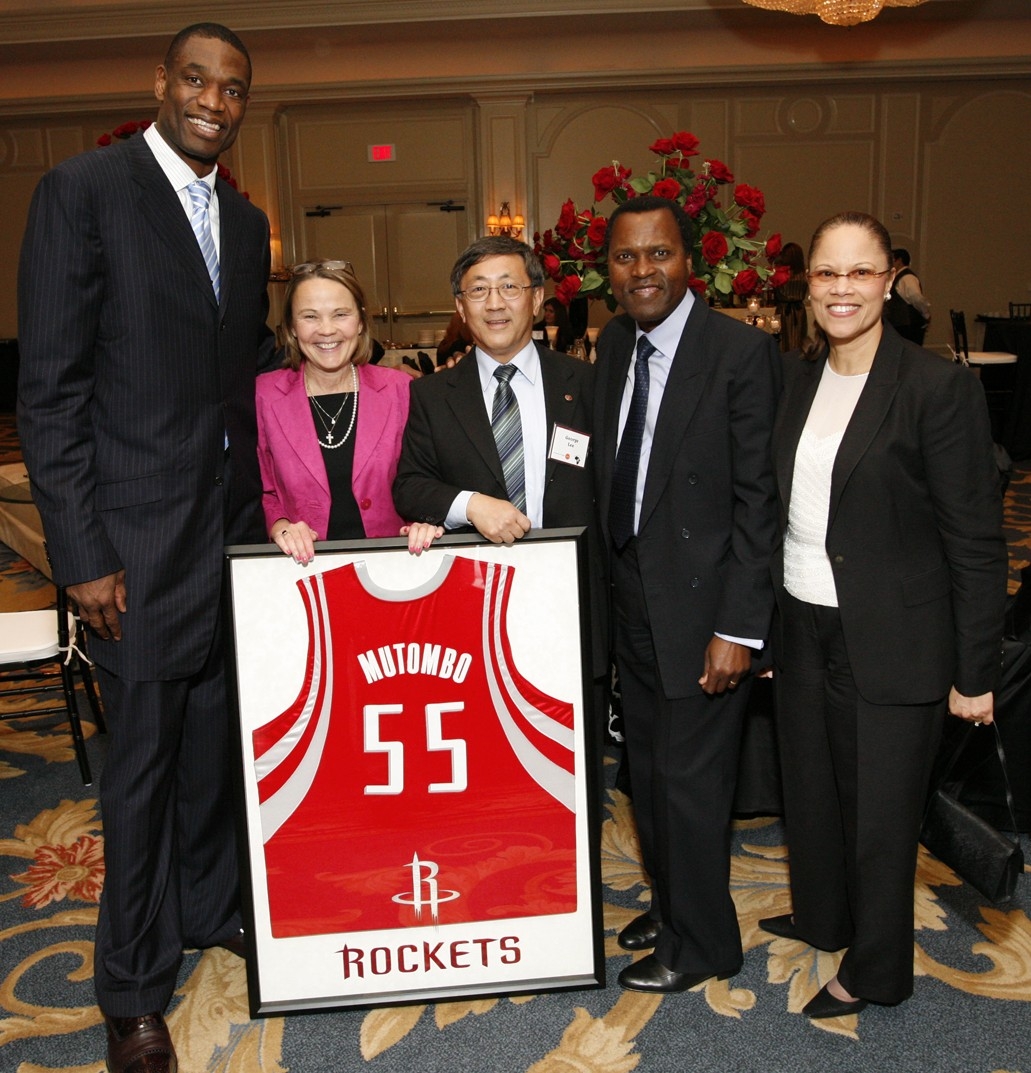 会被三支球队退役的球衣,同时在三支球队退役球衣