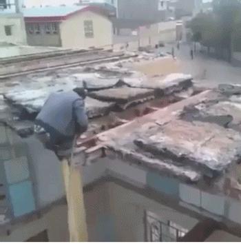 老湿机爱搞笑gif图：现实版少林足球