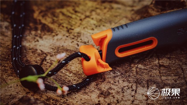 这盒子还没手掌大，里面的工具却比工具箱还全，野外保命全靠它