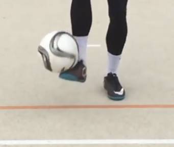 足球脚下频率过人技巧,初学者的足球花式动作