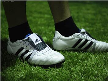 没有草的足球场地该选什么球鞋,足球新手推荐什么样的球鞋