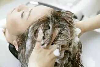 用醋洗头对头发有危害吗,用醋洗头会让头发变黄吗