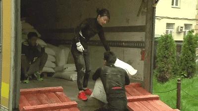 坐拥百亿身家,路边买20元童装,这对豪门夫妇最让人心旷神怡