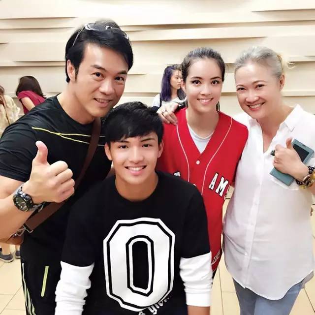 新加坡女孩在中国火速蹿红，背景大起底（星二代+干爹）