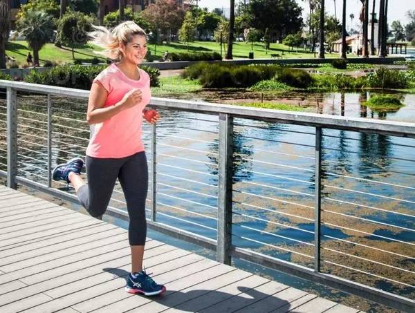 跑步时一条腿酸胀,为什么跑步一条腿酸另一只正常