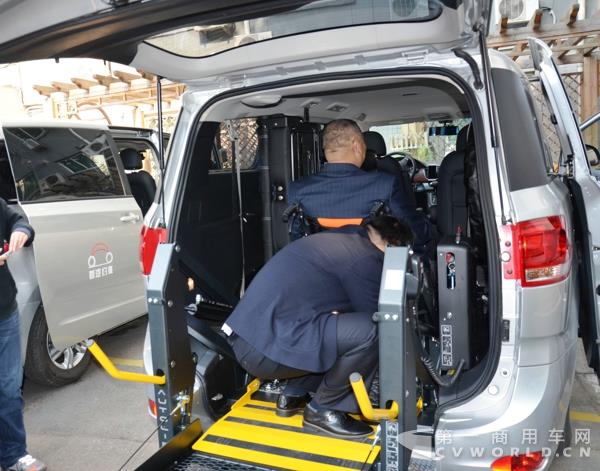 无障碍出行不再是问题！上汽大通联合首汽推出网约多功能车