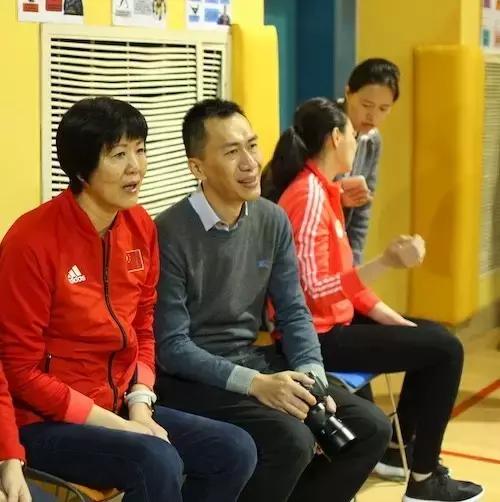 郎平在上海的这个细节,或许暴露了她至今未能续约的根本原因