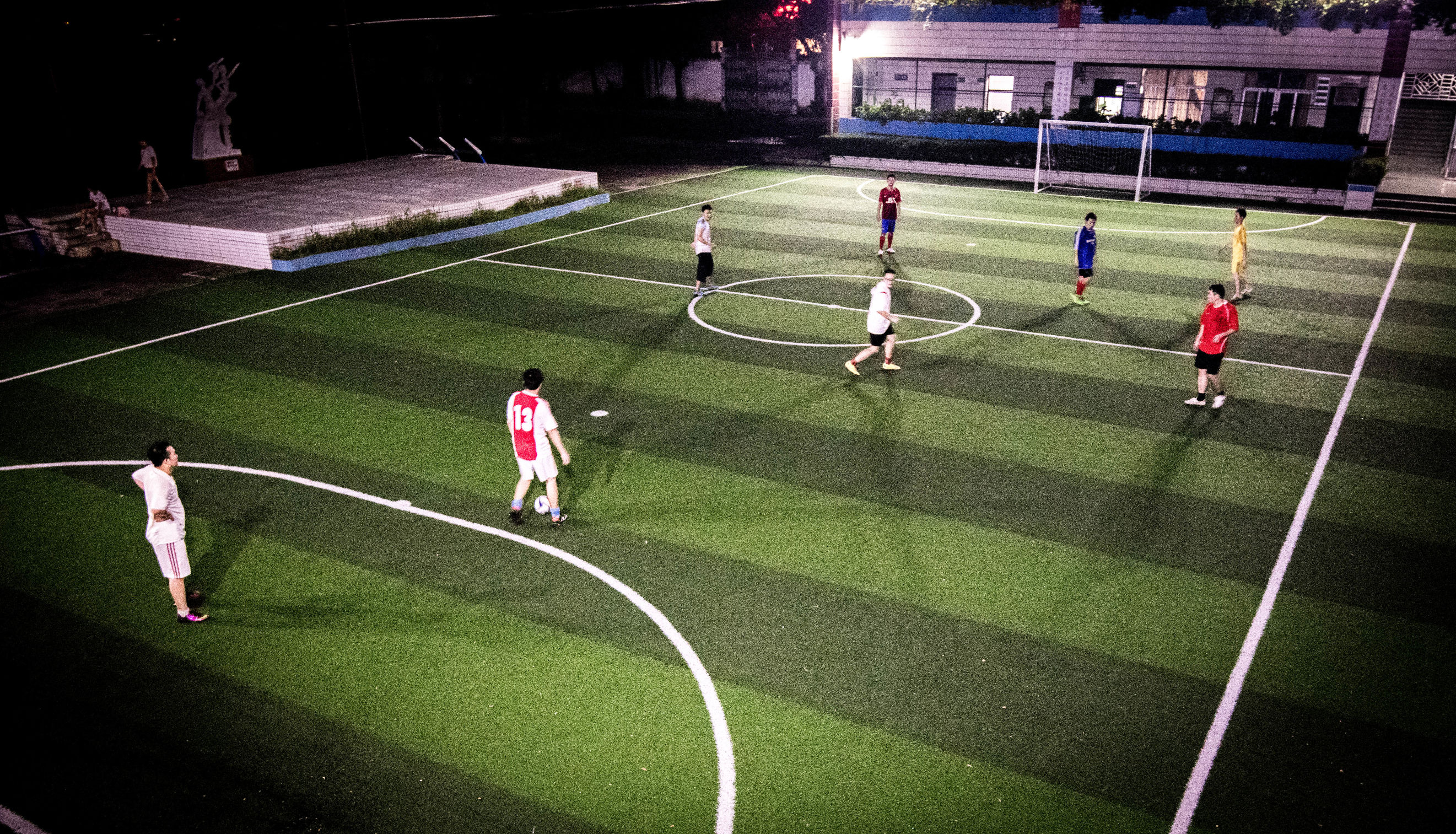 为什么中国专业球场少,为什么中国的专业球场容纳人数少