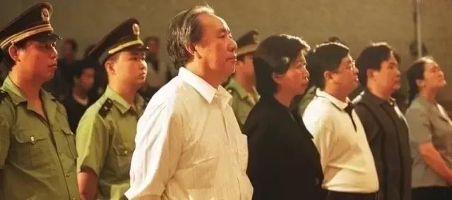 他用罐头换4架飞机，三次入狱，毁誉参半，冯仑说愿为他养老送终