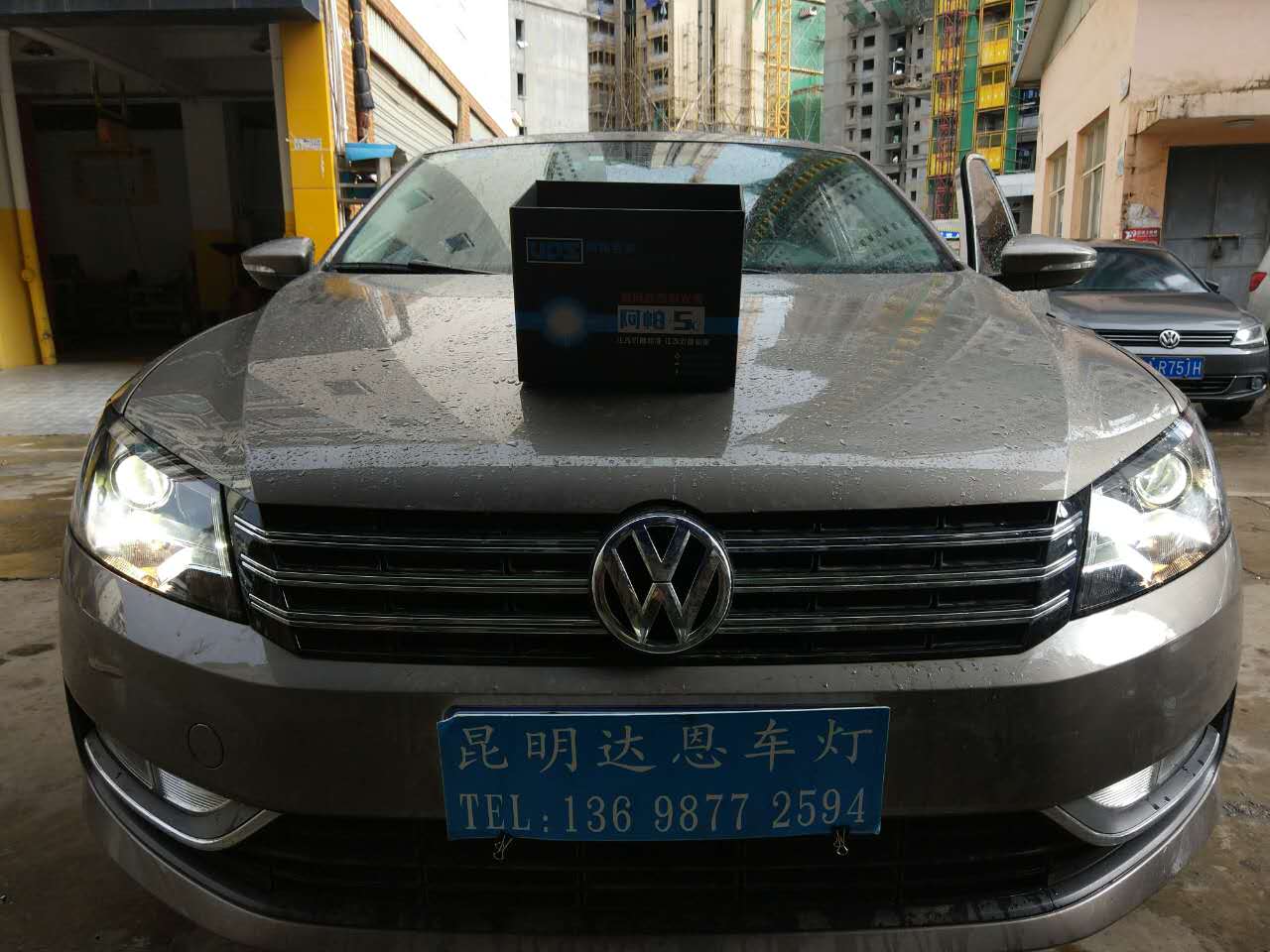 原车带透镜氙气灯好还是led灯好,为什么高配车都是直喷