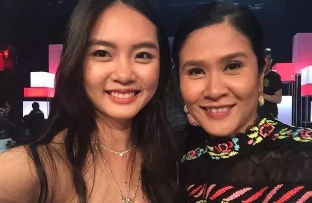 新加坡女孩在中国火速蹿红，背景大起底（星二代+干爹）