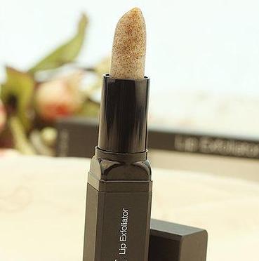 嘴唇起皮如何护唇,嘴唇干裂起皮没有唇膏解决方法