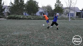 足球1v1防守技能训练多种方法,足球防守技巧与套路图解