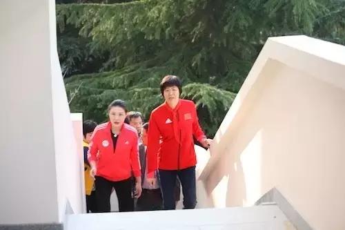 郎平在上海的这个细节,或许暴露了她至今未能续约的根本原因