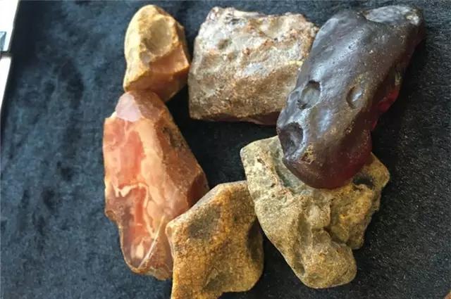 市场上的琥珀假货,血蜜蜡是不是假的