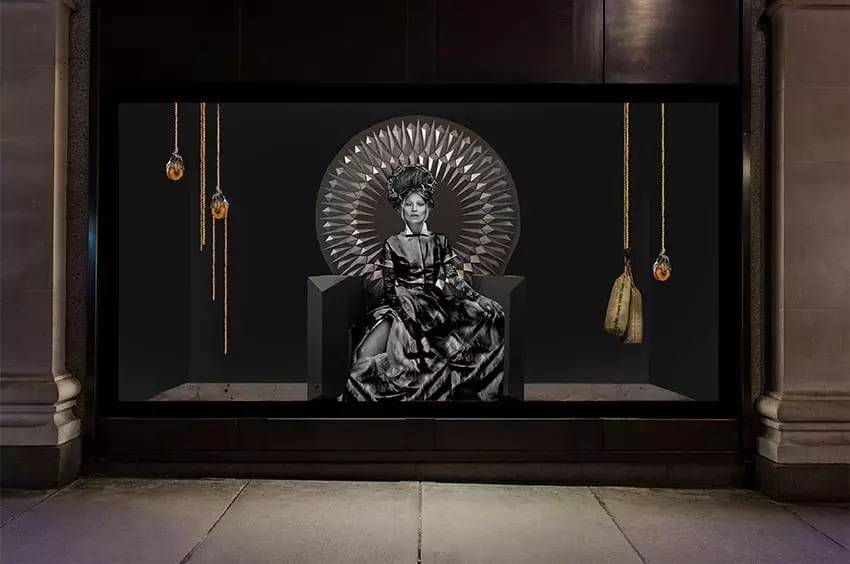 不必花钱去剧院，这间商店里每次转身都是一出精装大戏