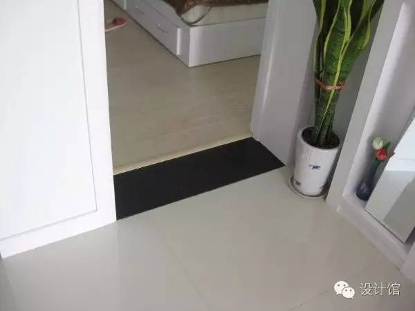 一边铺瓷砖一边铺地膜,一边贴砖一边填缝吗