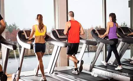 哑铃一周全身训练计划,在宿舍哑铃一周训练计划