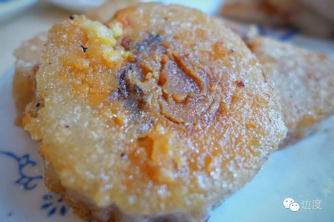 这个店家精通庖丁解猪的绝技，竟能把猪杂分成三十多个精品，让你吃到不同的美味与新鲜