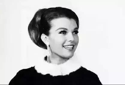 厉害！68岁登杂志拍裸照，打5份工，养育了亿万富翁儿子