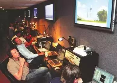 厉害！68岁登杂志拍裸照，打5份工，养育了亿万富翁儿子