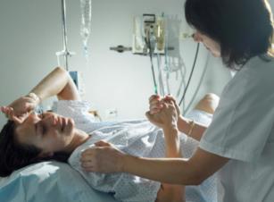 临产时内检要伸一只手进去吗,妇产科医生接生尴尬怎么办