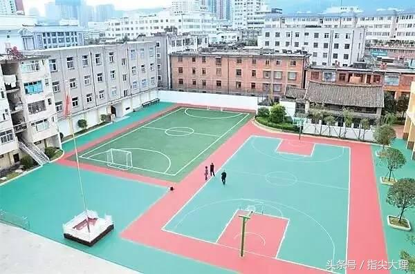 大理市多所学校变得更漂亮实验楼、足球场、大鼻子校车都有了