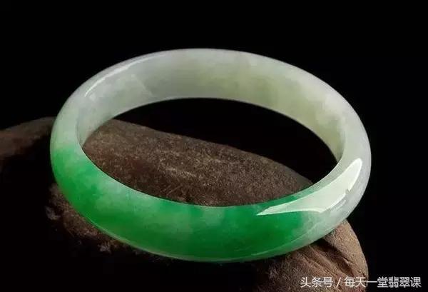 手镯玉戴上取不下来怎么办,手镯拿不下来的小妙招