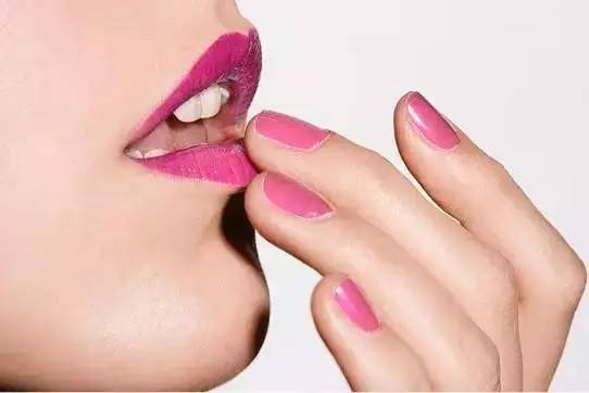 这个季节，我的唇比我的脸还饥渴……