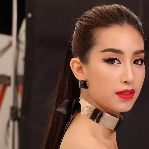 完美日记锦鲤盘晚宴妆教程,晚宴创意妆整体造型参加比赛