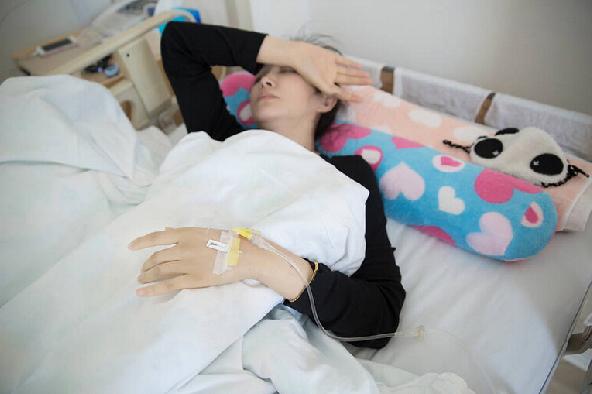 未出月子产妇侧切处刀口化脓感染，医生愤怒指责婆婆迷信太无知