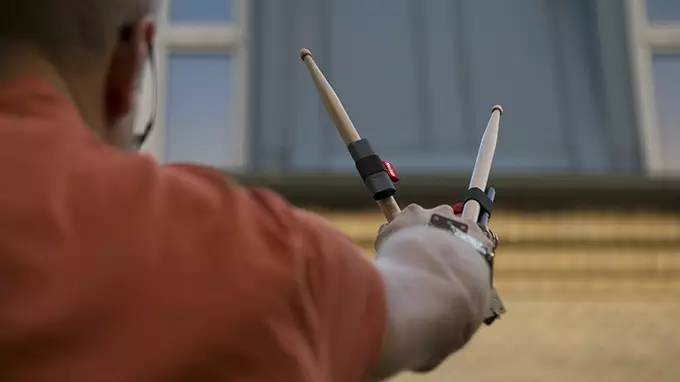 这个可随身携带的电子鼓槌，让你随时随地打架子鼓