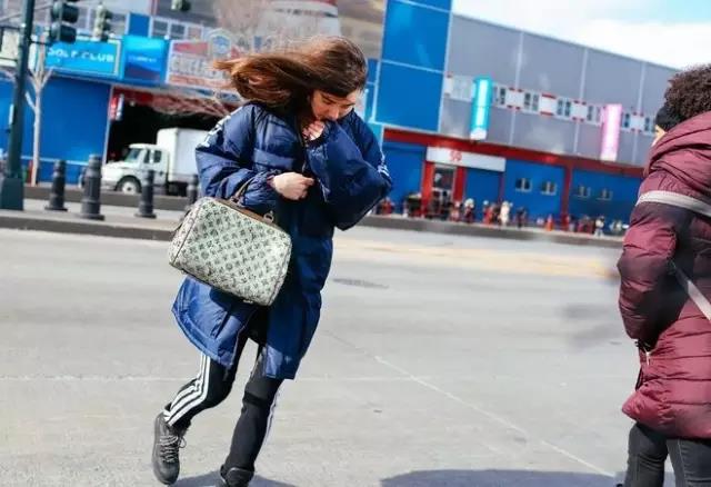 好冷啊!我只想躲进羽绒服里装成一个时髦的瘦子!