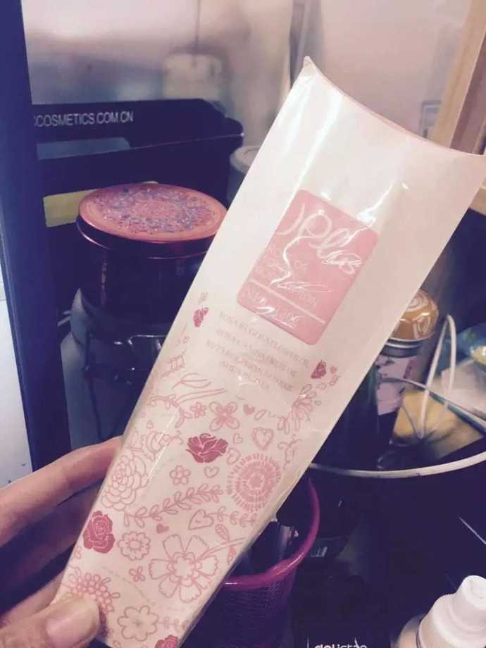 皮肤颗粒感很强很粗糙是什么原因,皮肤粗糙发黑是什么原因引起的