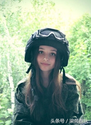 不爱红妆爱武装，俄罗斯军品范儿的萌妹子！